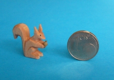 Eichh�rnchen sitzend farbig