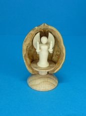 Miniatur in Walnuss, Engel