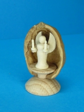 Miniatur in Walnuss, Engel